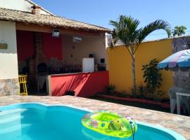 Casa com piscina, viešbutis mieste Araruama, netoliese – Pramogų parkas „Sitio Ilha do Lazer“