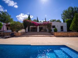 Villa Tegui is a luxury villa close to San Rafael and 10 min drive to Ibiza Town and San Antonio, hotelli kohteessa Ibiza Town