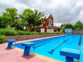 Maison enti&egrave;re ChezSoa, antananarivo, hotel con piscina a Andoharanofotsy