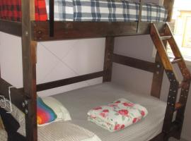 Nice Bunk Bed, hotel in Whitehorse