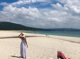 1ª línea de playa rodeado de naturaleza, hotel a Finisterre