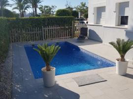 Villa mit privatem Pool, zentrumsnah, maison de vacances à Roldán