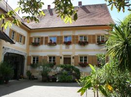 Gutshof Güntert - ehemaliges Weingut von 1741, hotel com estacionamento em Sulzburg