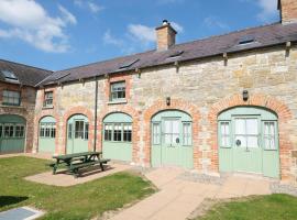 Belle Isle Castle and Cottages, hotel in Enniskillen