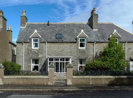 Charming Townhouse on North Coast 500 Route, Wick, hotel em Wick