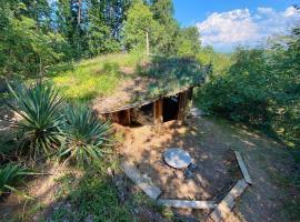 Hobbit house, hotel with parking in Ripanj
