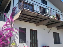 Detached house with garden and sea view, hotel s parkovaním v Sanreme