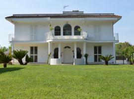 CASA BLANCA, bed and breakfast en Latina