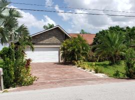 Sunny Paradise, hotel perto de Morse Shores Shopping Centers, Cape Coral