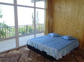 Гостевой дом с видом на море, apartment in Gagra