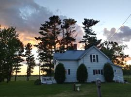 Quiet Farmhouse Retreat with Fire Pit - Pets Welcome!, hotel med parkering i Milltown