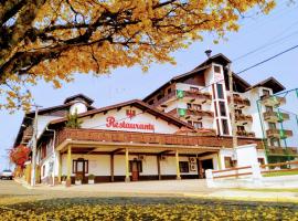 Hotel Tirol, ξενοδοχείο σε Treze Tilias