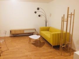 Majestics Luxury Apartments - 3BR With private Parking in front of train station - Paris Stade de France RER B，聖但尼的豪華飯店