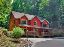 Gorgeous "Country Roads" by HoneyBearCabins 4BR 4BA, next to pool, easy drive, main strip location!