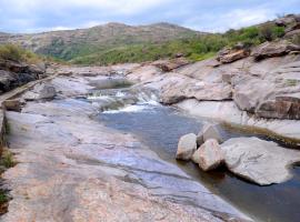 LA TOMA Complejo de Monta&ntilde;a - Caba&ntilde;as y Habitaciones en Hosteria, chal&eacute; alpino em Mina Clavero