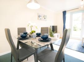 Ideal for RELOCATION FAMILIES & CONTRACTORS-home away from home, with Fast WIFI, free Parking, Smart TV by Chique Properties Ltd, hotel in Shenley Church End