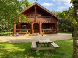 Riverside log cabin, hotel di Ballyconnell