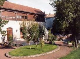 Logis Hôtel La Boule D'Or, hotel v destinaci Barbezieux