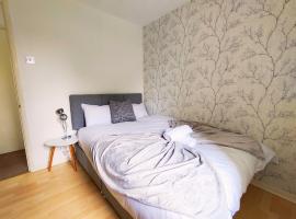 Oldbrook BUDGET FRIENDLY 3 Bedroom House Sleeps 6 FREE PARKING and NETFLIX, feriehus i Milton Keynes