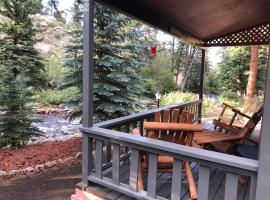 Riverfront Mountain Cottage Retreat, hotell i Estes Park