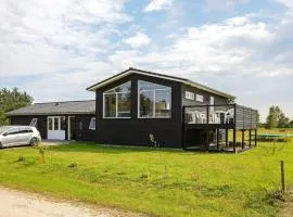 Scandinavian Lakeside Retreat-By Traum