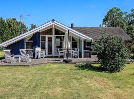 8 person holiday home in Faxe Ladeplads, cabaña o casa de campo en Fakse Ladeplads