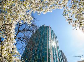 Rosedale on Robson Suite Hotel, hotel near Yaletown Roundhouse Skytrain Station, Vancouver
