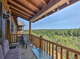 Show Low Retreat with Deck, Grill and Mountain Views, хотел в Шоу Лоу
