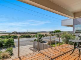 Swan Bay Lookout, holiday home in Surf Beach