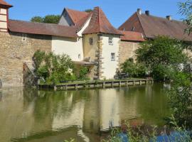 Ferienhaus der Seeweiherturm, budgethotel i Weißenburg in Bayern