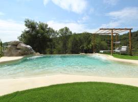 Villa Paradise , playa climatizada y privada a 10 minutos de Sitges، فندق في سانت بيري دي رايبيس