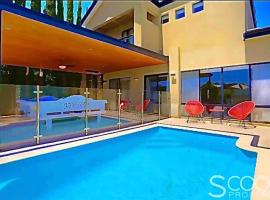 LUXURY VILLA W POOL & SPAS, holiday home in Coogee