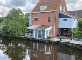 Characteristic detached house next to water, hotel a Zaandam