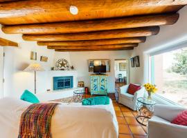 The Bird House, hotel with parking in Taos