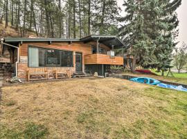 Flathead Lake Waterfront Cabin with Dock and Kayaks, hotell med parkeringsplass i Polson