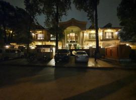 S Chalet Islamabad, hotell i nærheten av Shalimar Cricket Ground i Islamabad