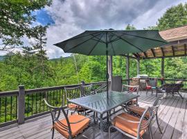 Peaceful Pisgah Mountain Getaway with Hot Tub!, hotel in Pisgah Forest
