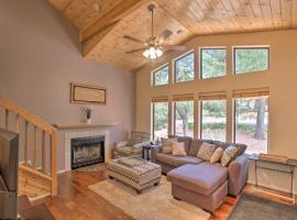 Forest-View Retreat in Payson, Close to Hiking!, hotel en Payson