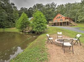 Hideaway Cabin with Deck - Walk to Greers Ferry Lake, hotel in Clinton