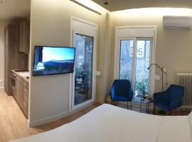 Renovated Studio with Roof Garden access, 15 m walk to Acropolis, hotel cerca de Onassis Cultural Centre, Atenas