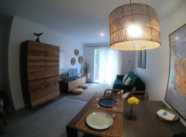 Apartamento nuevo en el centro con garaje, allotjament vacacional a Cadaqués