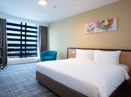 Hotel 7 Suria, hotell i Kota Kinabalu