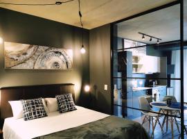 Modern apartment with balcony, hotel near Woodstock Railway Station, Cape Town