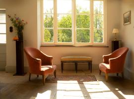 The Riverhouse, magical house with garden by the river Seine, hotel v destinaci Gyé-sur-Seine