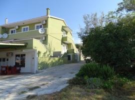 Apartments Don - 90m from the sea, hotel in Dinjiška