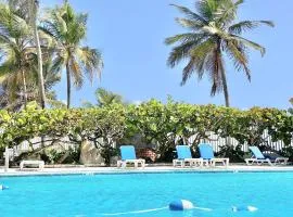KASA El Sol by the Sea with Pool and Parking