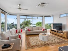 Coastal Beach House Luxury with Ocean Views, ваканционно жилище в Еърис Инлет