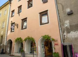Traditional Old Town Apartment, feriebolig i Hall in Tirol