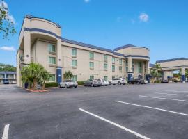 Clarion Inn & Suites Central Clearwater Beach, hotel u gradu Klinvoter