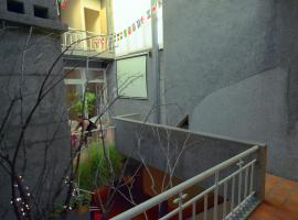 Happy Taipei Hostel - Share House - Monthly، فندق بالقرب من سوق شيلين الليلي، تايبيه